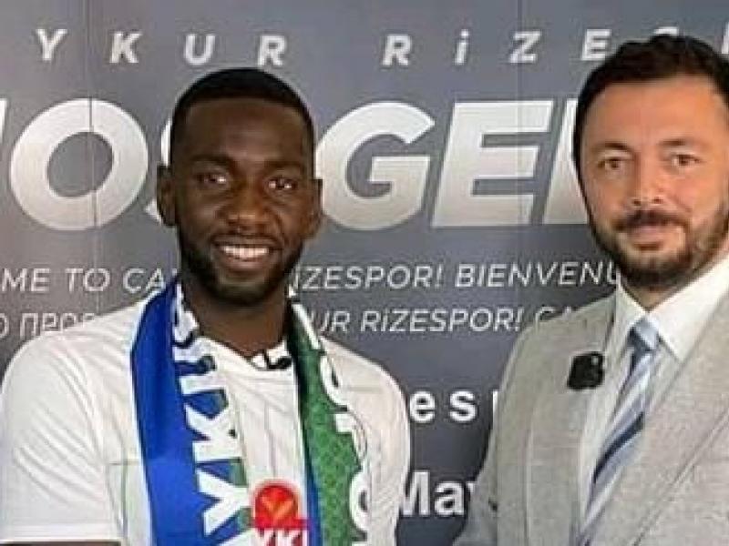 La présentation de l'international congolais après la signature de son contrat avec un club turc