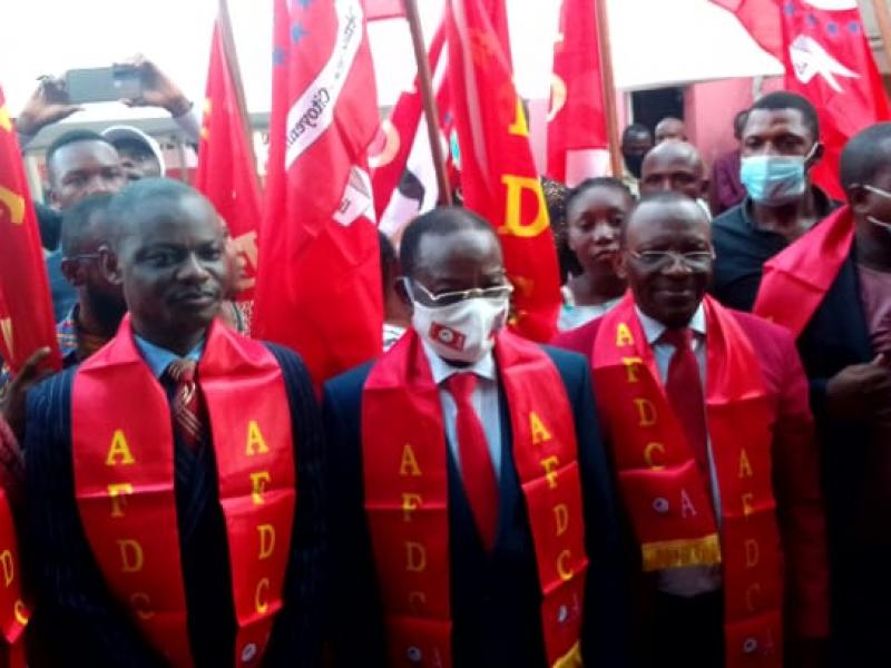 Bazin Mpembe, Coordonnateur de la Dynamique le changement c'est maintenant (DCM), à droite du président de l'AFDC-A (au milieu de la photo) Modeste Bahati