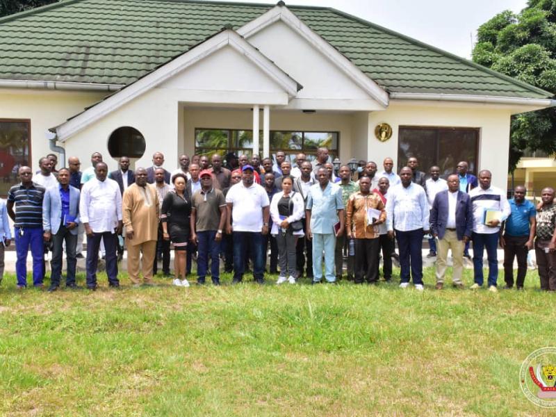 Le ministre d'État, ministre du budget, Aimé Boji Sangara, entouré des experts de la présidence de la République, Primature, budget, finances et du plan.