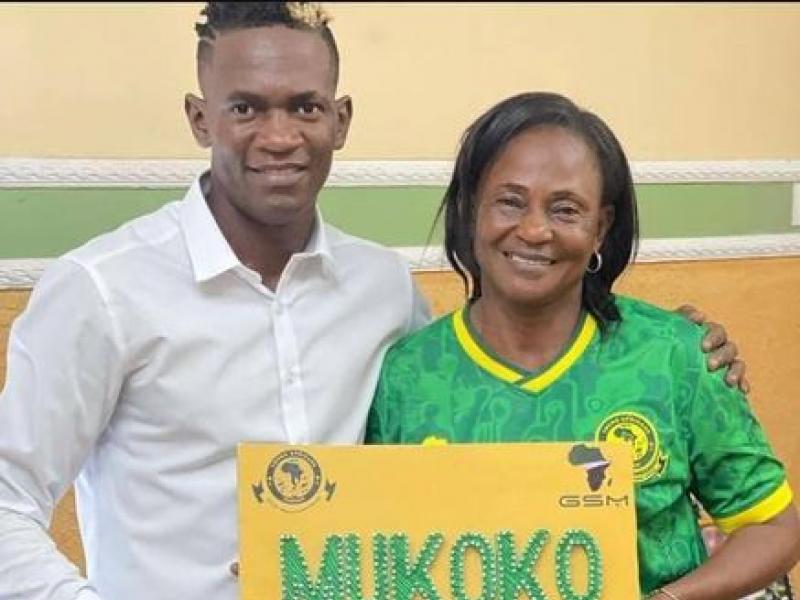 Mukoko Tonombe reçoit le titre de meilleur joueur à Young Africans