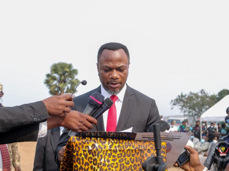Le ministre de l'EPST, Tony Mwaba donne le go des épreuves des EXETAT à partir de Kenge, province du Kwango.