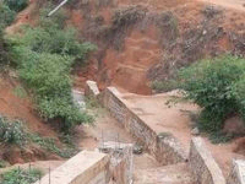Un dispositif anti érosif posé sur l'avenue Étienne Tshisekedi à Kananga, province du Kasaï-Central