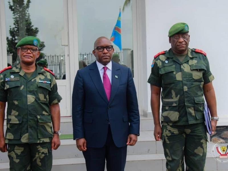 Sama et les deux gouverneurs militaires
