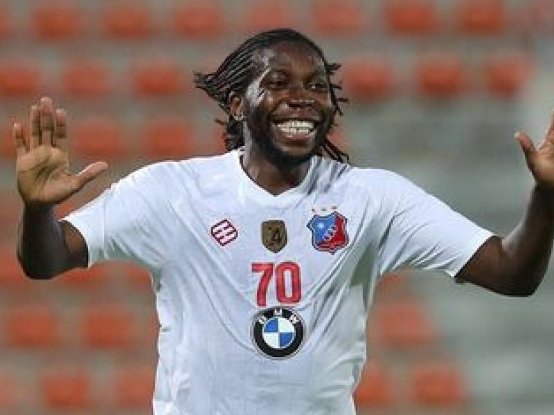 Dieu-merci Mbokani sous les couleurs de Kuweit SC célèbre son but face à Al Sahel.