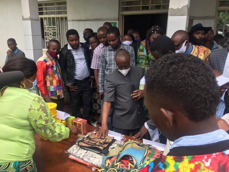 Le ministre d'État Eustache Muhanzi visite l'exposition des produits des jeunes entrepreneurs de Goma, Nord-Kivu