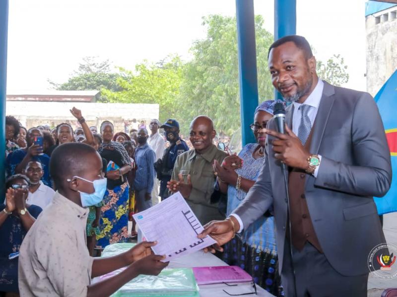 Clôturant l'année scolaire 2020-2021, le ministre de l'EPST Tony Mwaba procède à la remise des bulletins