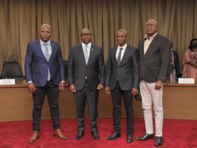 Le PM Sama Lukonde entouré des membres du Collectif des députés provinciaux