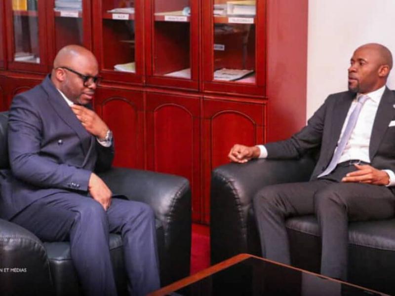 Le ministre Patrick Muyaya échangeant avec Stanly Ndetah, CEO d'AUBS