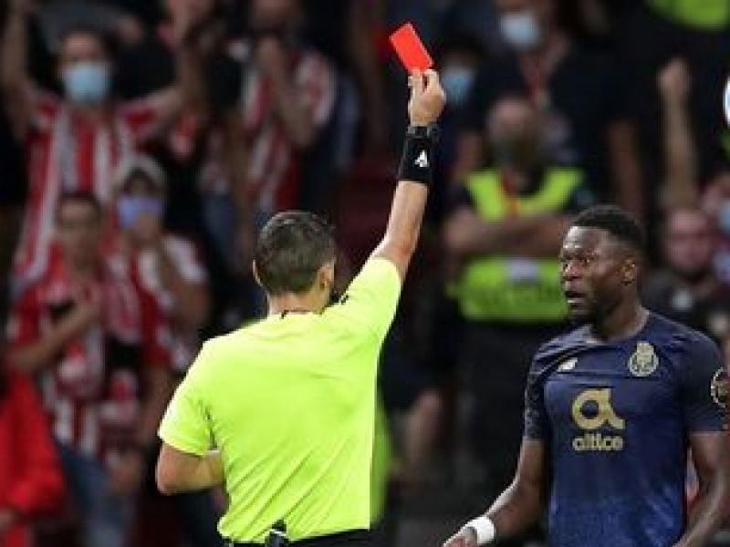 Chancel Mbemba expulsé contre l'Atletico Madrid.