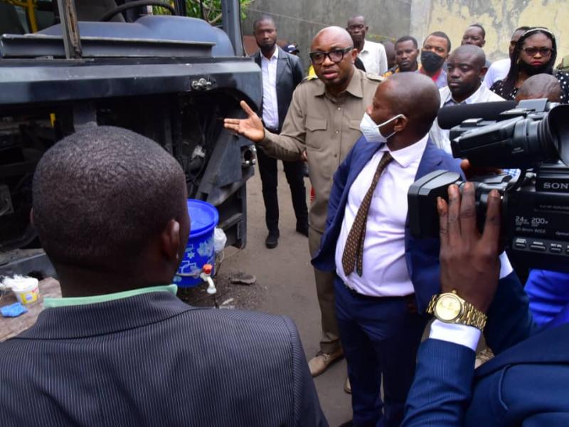 Le ministre des Transports, Chérubin Okende lors d'une descente dans la commune de la N'sele