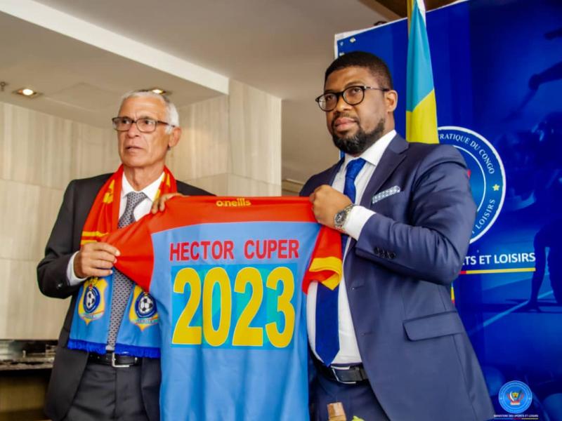 Le sélectionneur de la RDC, Hector Cúper et le ministre des sports et loisirs, Serge Nkonde.