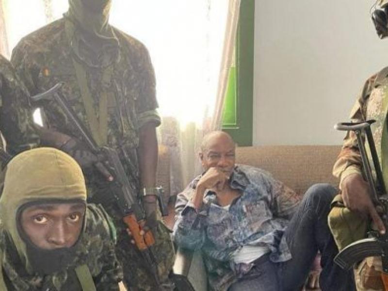 Le Président de la Guinée, Alpha Condé entre les mains des militaires guinéens.