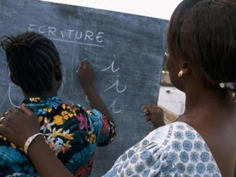 Une fille en plein cours d'alphabétisation [Photo d'illustration]