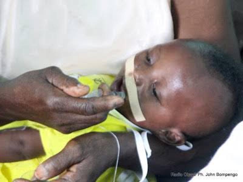 Un enfant anémique sous perfusion [ image d'illustration