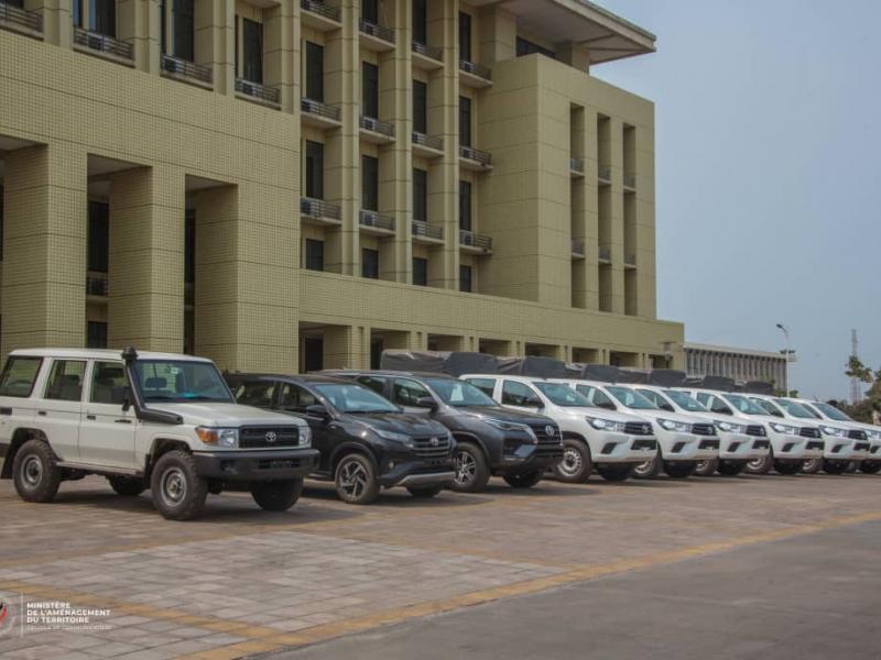 Les jeeps 4x4 remises aux agents du secrétariat général par le ministre d'État à l'aménagement du Territoire, Guy Loando Mboyo