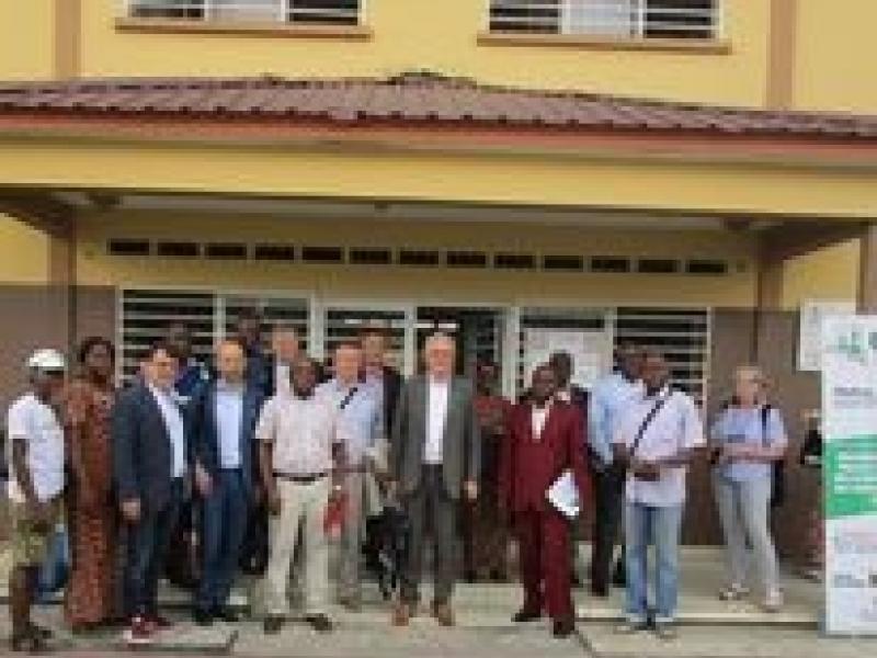 Monsieur Roger Katembwe avec quelques partenaires du centre Likemo