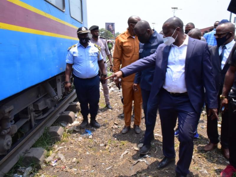 Le wagon déraillé du train transportant Chérubin Okende