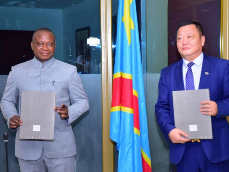 Le ministre des Transports, Chérubin Okende signe un mémorandum d'entente avec le consortium C2 stars Limited et Sumec Hong Kong