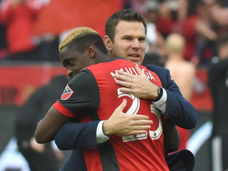 L'international congolais Chris Mavinga embrasse l'entraîneur de Toronto FC.