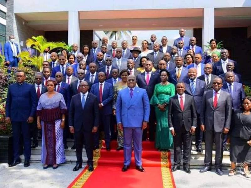 [Photo illustration] Les membres du gouvernement pose avec le chef de l'État après leur première réunion du conseil des ministres