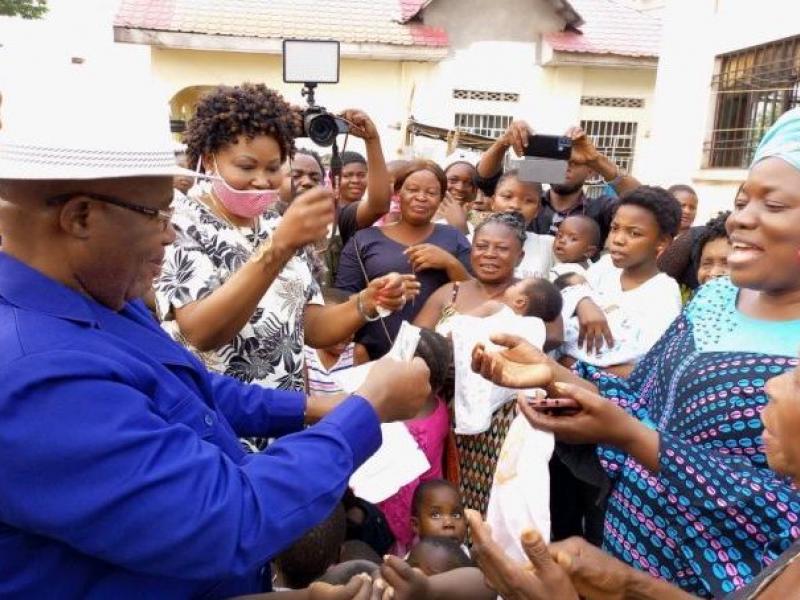 Le ministre Modeste Mutinga offre un chèque à l'orphelinat Le coeur d'une femme mère de Tshikapa