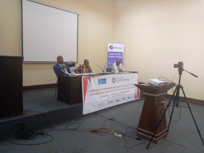 Le président du CSAC, Tito Ndombi intervenant à l'atelier sur les entreprises de presse en ligne organisé par MILRDC