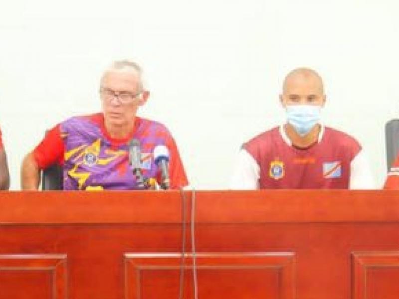 Hector Cuper, Marcel Tisserand et quelques membres du staff technique de la RDC lors de la conférence de presse d'avant-match à Cotonou