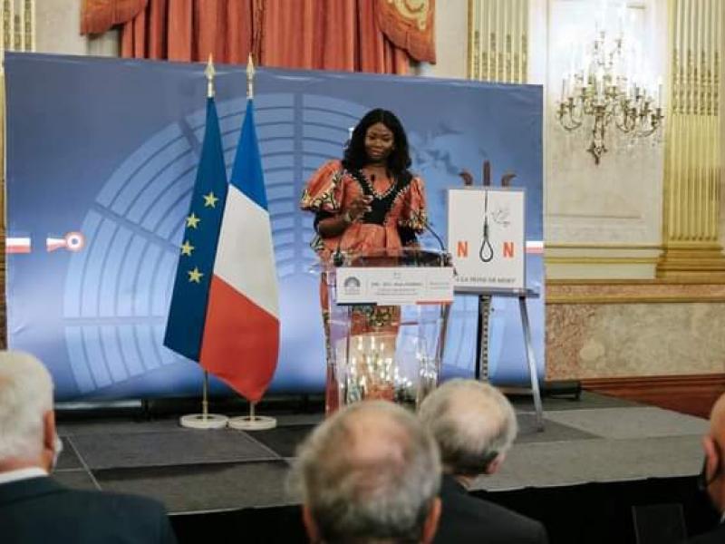 La députée Christelle Vuanga devant le parlement français
