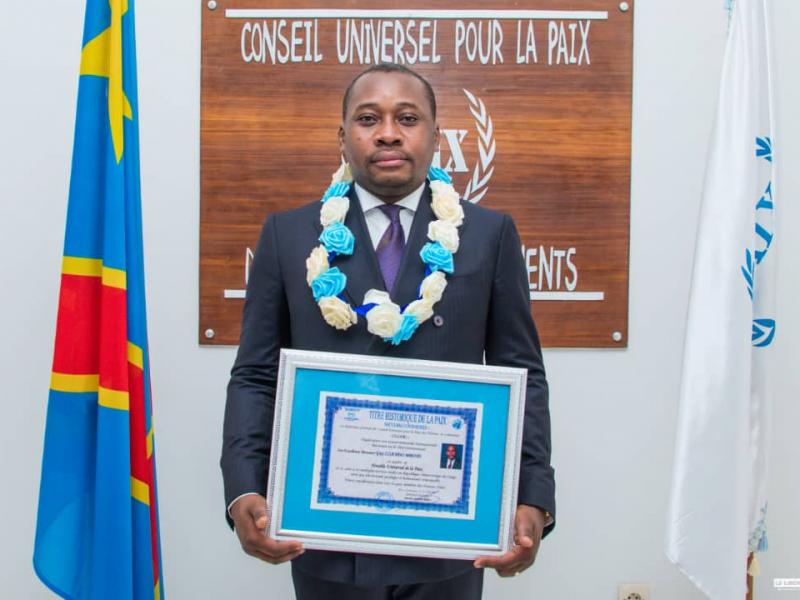 Le ministre d'État de l'aménagement du Territoire, Guy Loando Mboyo, décoré “Notable universel de la paix"