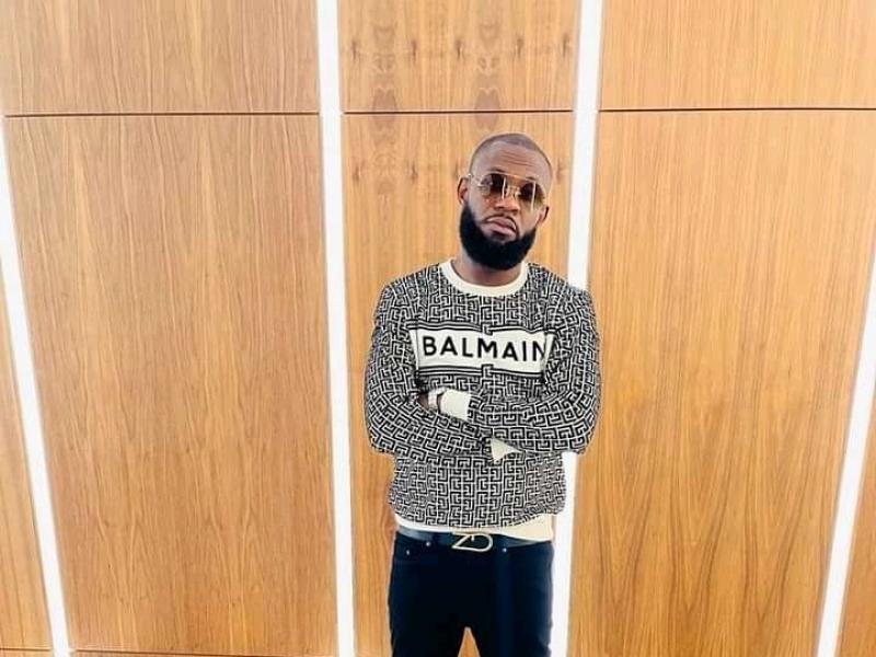 Maestro Fabregas "métis noir" devant l'entrée du Centre des congrès Double Mixte