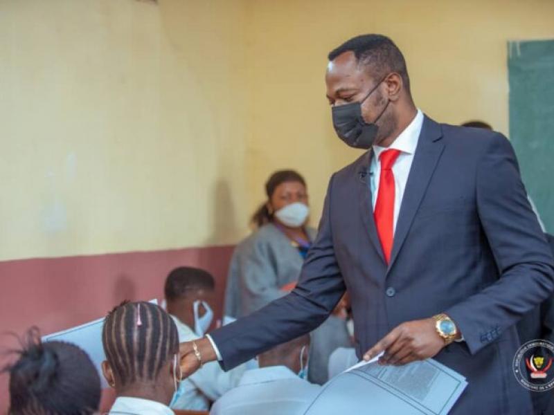 Le ministre de l'EPST, Tony Mwaba remet quelques items aux finalistes dans un centre d'examen d'état