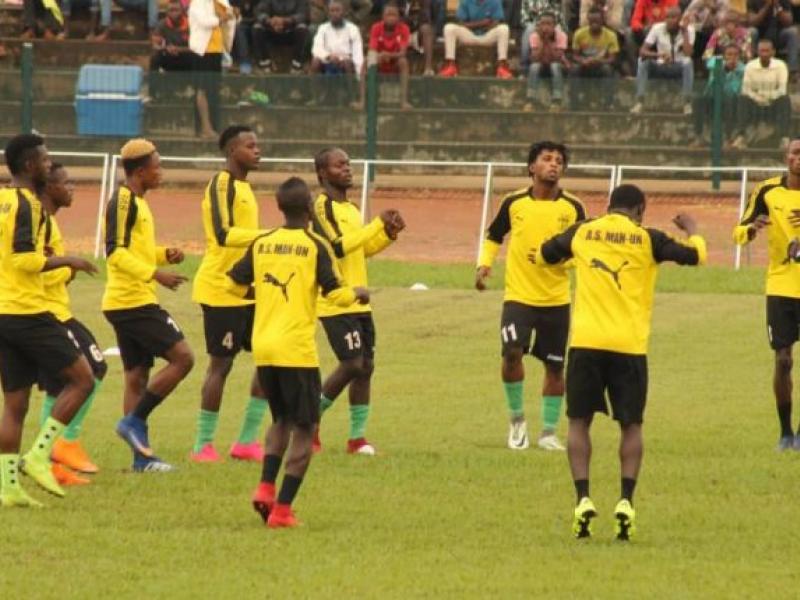 Les joueurs de l'AS Maniema Union en plein échauffement d'avant-match.