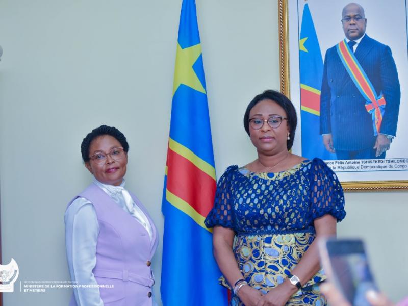 La Ministre Antoinette Kipulu pose (à droite) avec la vice - présidente nationale de la FEC (à gauche).