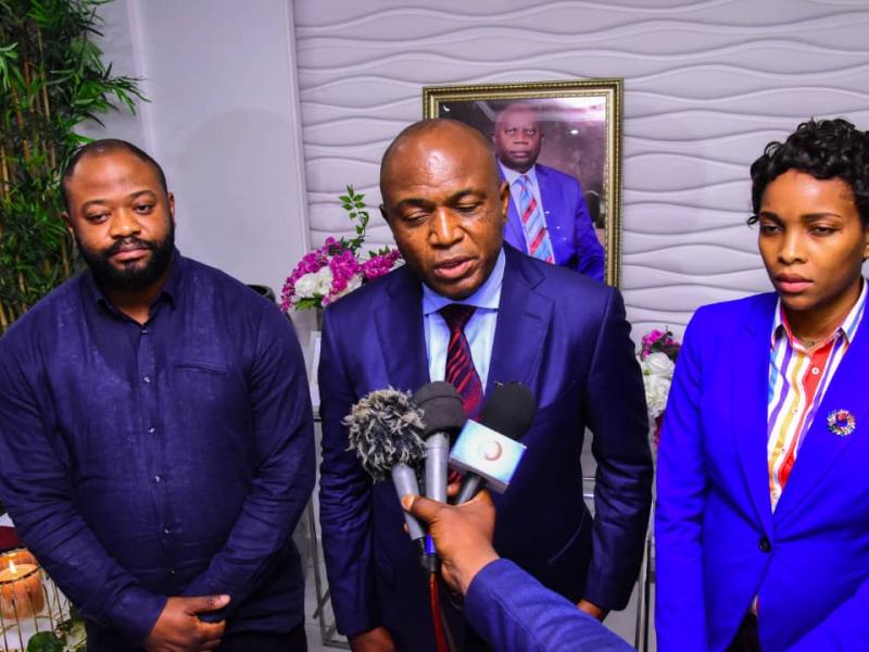 Le Gouverneur G.Ngobila (au milieu) entouré de Moïse Mbiye (à gauche) et la Commissaire Général en charge de l'environnement Laeticia Bena (à droite)