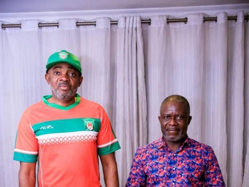 Le président de la coordination du Fc Renaissance du Congo, Willy Mandala et l'entraineur Otis Ngoma en plein discussion pour déterminer les clauses du contrat qui feront objet des liaisons entre les deux parties 
