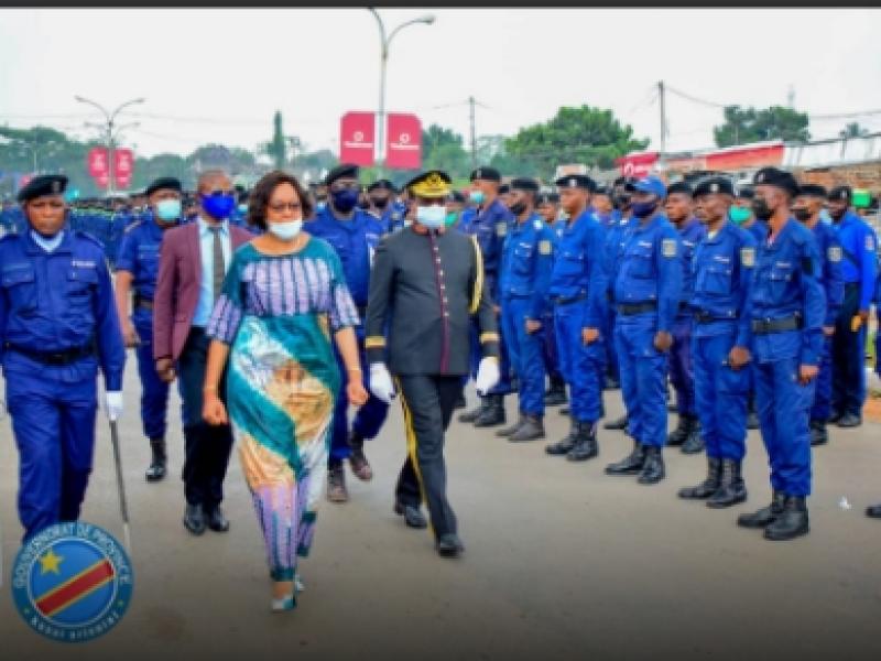 Les officiers de la police en plein défilé 