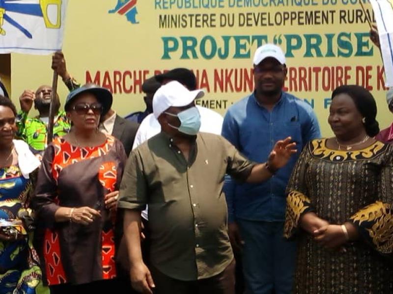 Coiffé d'une casquette de couleur blanche, le Ministre François Rubota procède à l'inauguration du Marché central de Kabeya Kamwanga