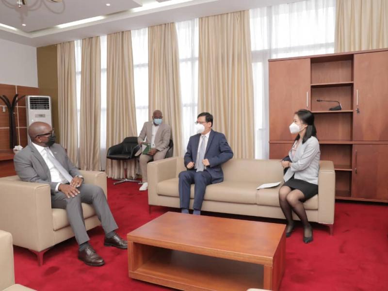 Le premier ministre Sama Lukonde et l'ambassadeur Chinois Zhu Jing discutent pour la mise en place d'une commission mixte d'enquête