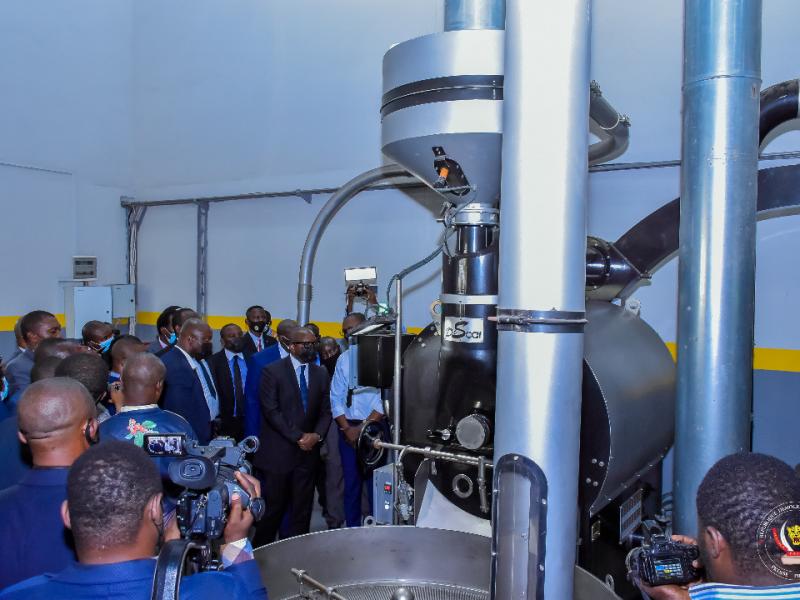 Le premier ministre Jean-Michel Sama Lukonde visite la nouvelle usine de torréfaction du café de l'Office National des Produits Agricoles du Congo (ONAPAC)