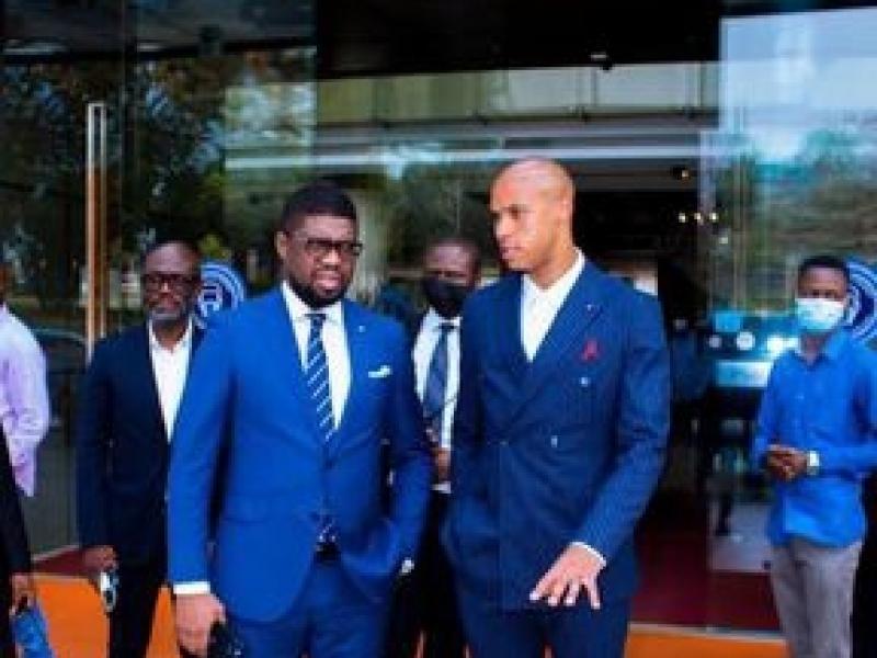 Le ministre des sports, Serge Nkonde et Marcel Tisserand.