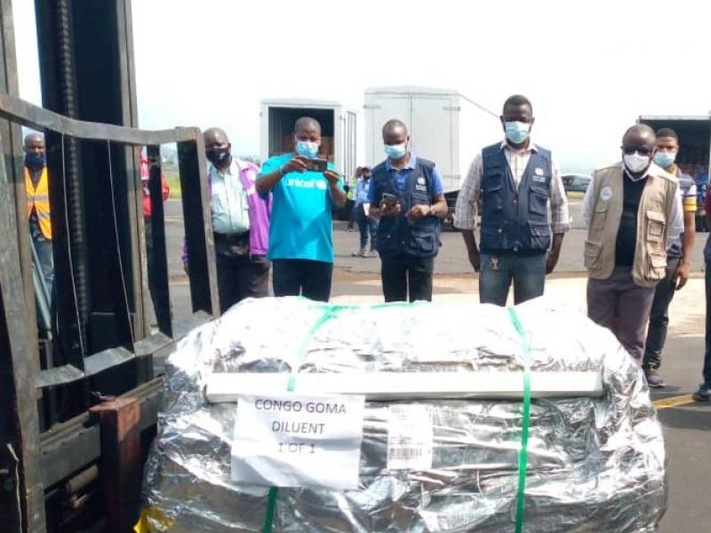 Arrivée du premier lot du vaccin Pfizer à l'aéroport de Goma