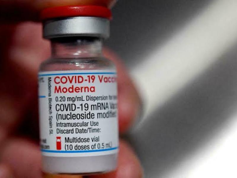 un flacon du Vaccin Moderna présenté en France