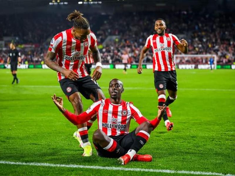 L'international congolais, Yoane Wissa célèbre son but face à Liverpool.