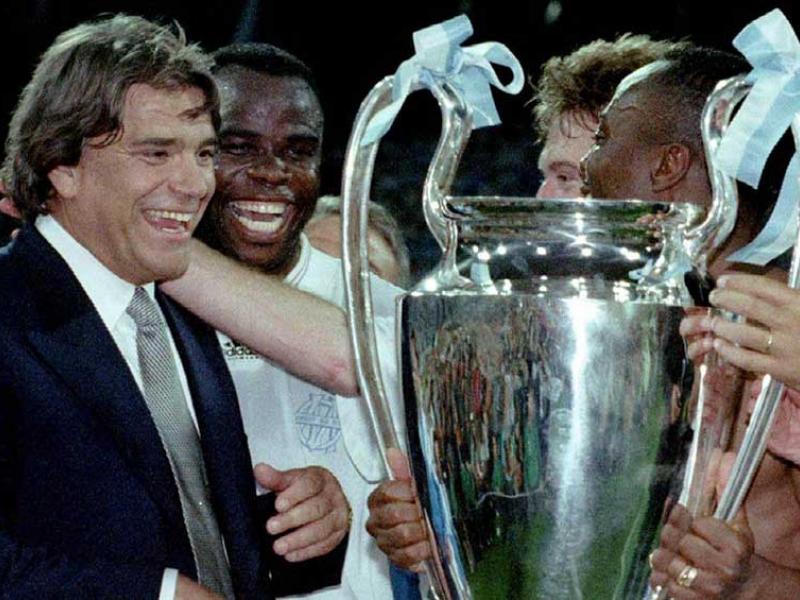 Bernard Tapie en train de célébrer le titre de la Ligue des Champions de l'UEFA avec les joueurs de l'Olympique de Marseille.