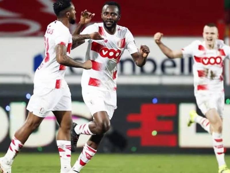 L'international congolais, Merveille Bope en pleine célébration d'un but avec ses coéquipiers de Standard de Liège.