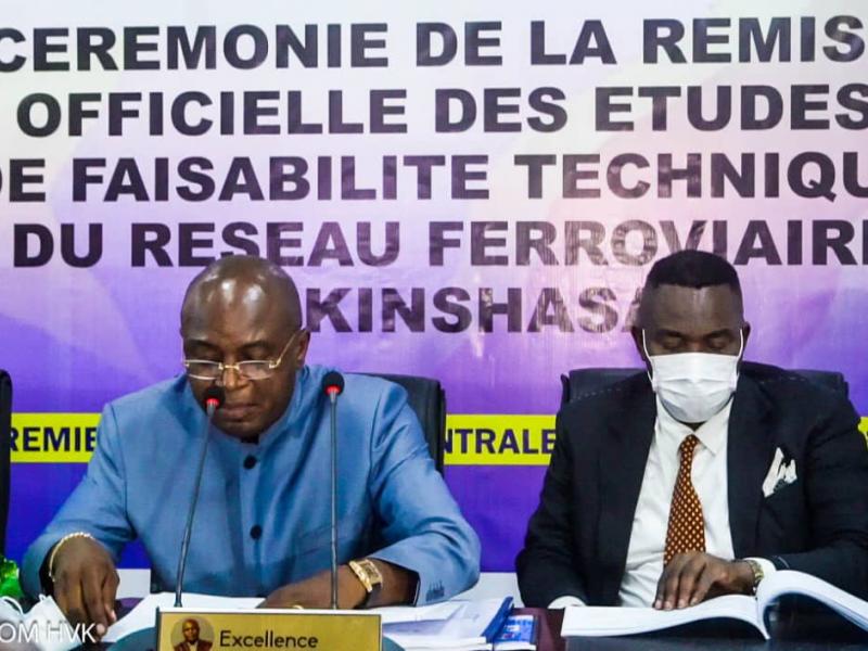 De gauche à droite, le Gouverneur de la ville de Kinshasa et le président de l'Assemblée provinciale de Kinshasa lors de la cérémonie de la remise officielle des études de faisabilité technique du réseau ferroviaire à Kinshasa