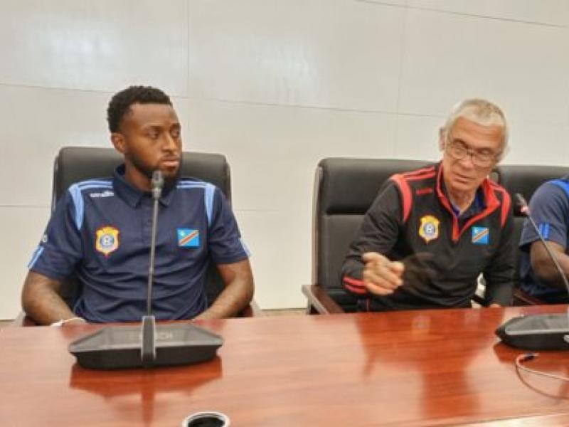 Hector Cuper lors d'une conférence de presse 