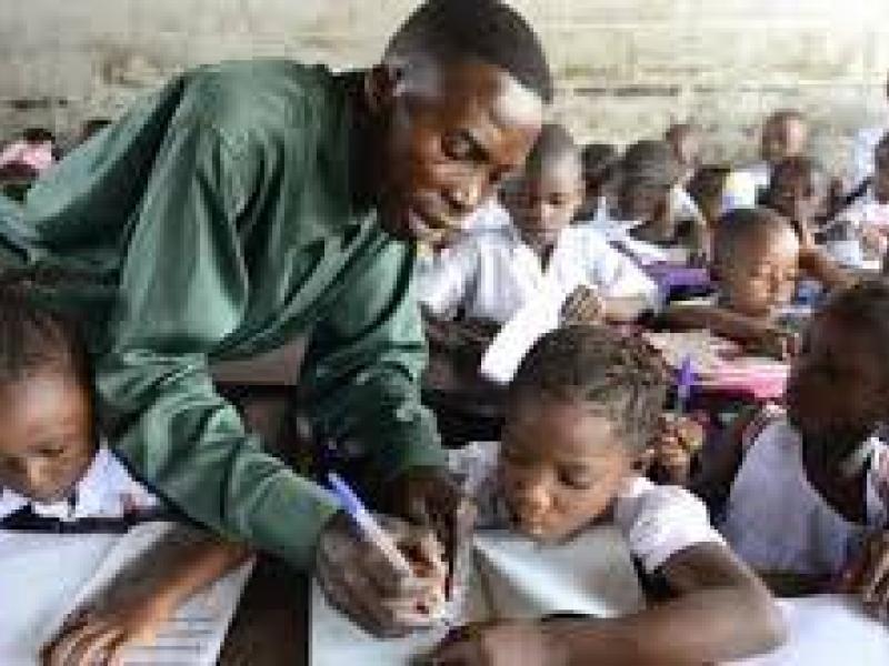 Un enseignant congolais en plein exercice de son métier