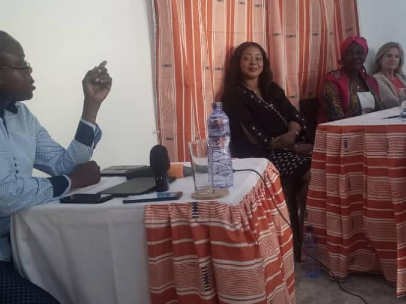 L'équipe de "Aire de femmes" échange avec la presse.Roger Katembwe de Espace Vital a rehaussé de sa présence cette activité