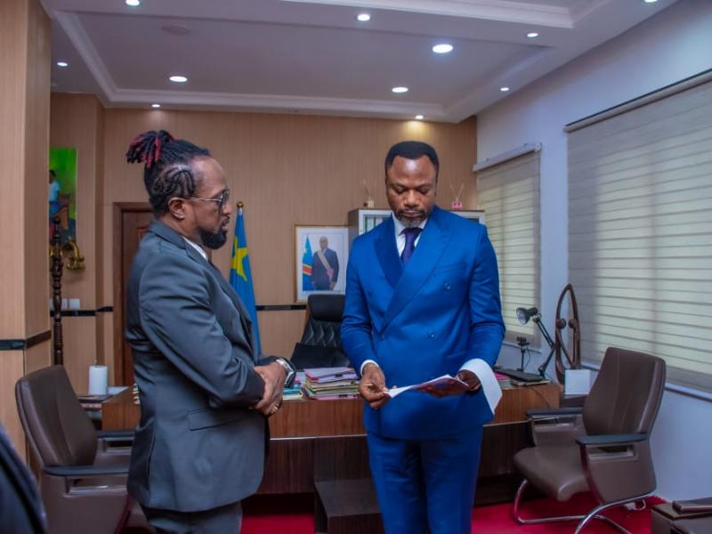 Le ministre de l'EPST Tony Mwaba et le musicien Ngiama Makanda dit Werrason échangent autour de la prochaine chanson sur la gratuité de l'enseignement de base.